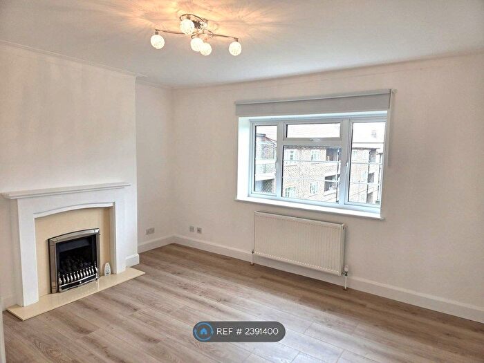 2 Bedroom Flat To Rent In Malford Court, London, E18