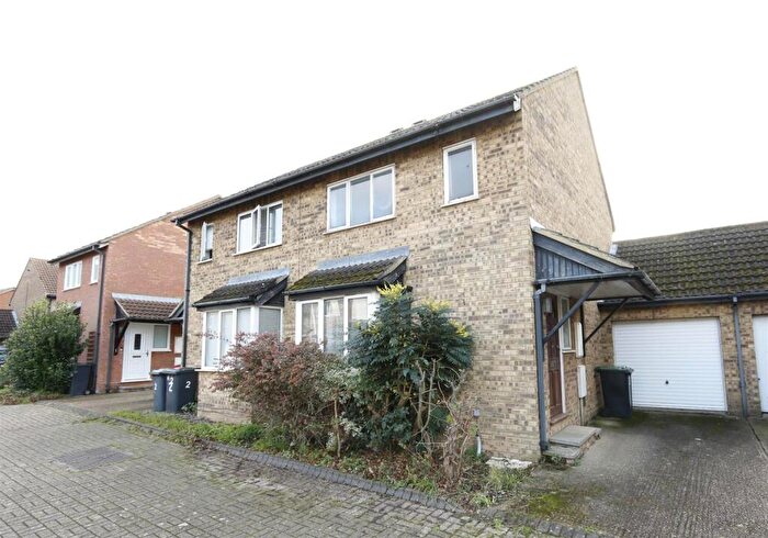 3 Bedroom Semi Detached House For Sale In Cedar Close, Shefford, SG17