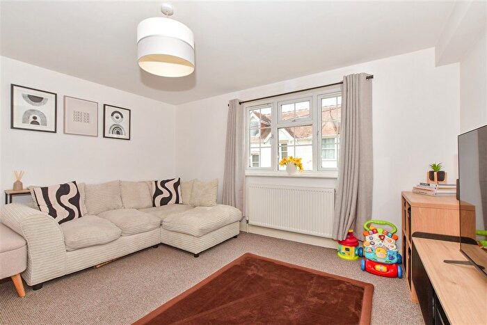 1 Bedroom Flat For Sale In Broadway, Totland Bay, Isle Of Wight, PO39
