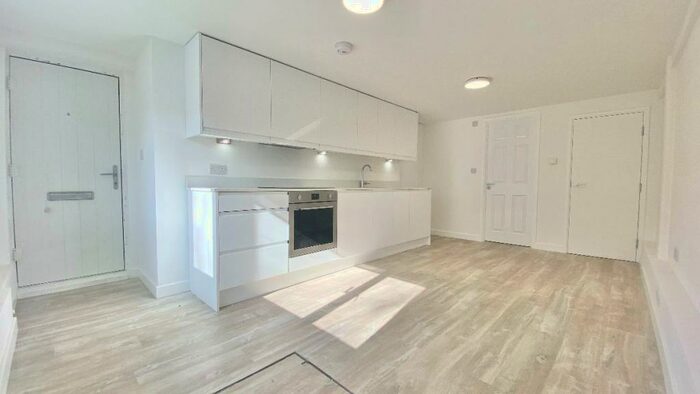 Apartment To Rent In Finchley Road, London, NW11