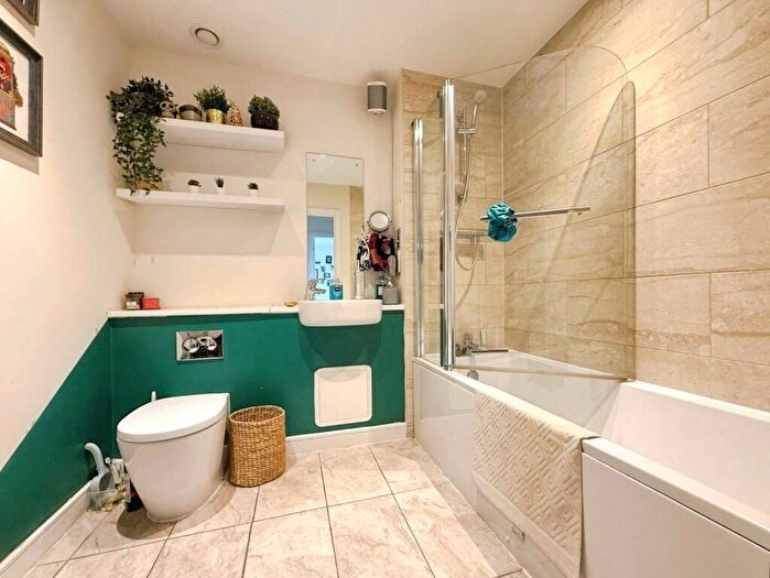 1 Bedroom Apartment For Sale In Fleming Place, Bracknell, Berkshire, RG12