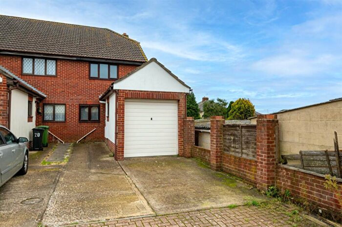 3 Bedroom End Of Terrace House For Sale In Broad Gardens, Portsmouth, PO6
