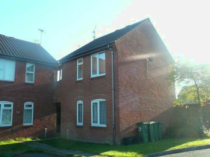 Flat To Rent In Langstone Court, Aylesbury, HP20