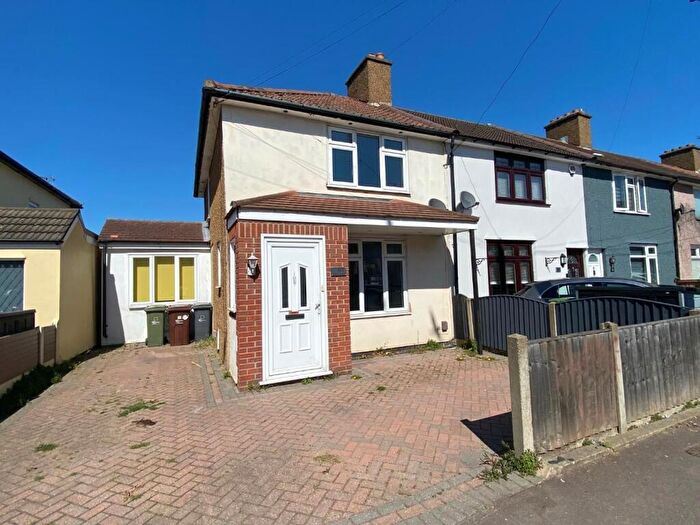 3 Bedroom End Of Terrace House To Rent In Reede Road, Dagenham, RM10
