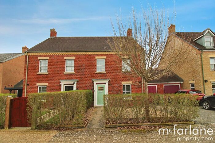 4 Bedroom Semi Detached House For Sale In Dunsley Vale, Swindon, SN1