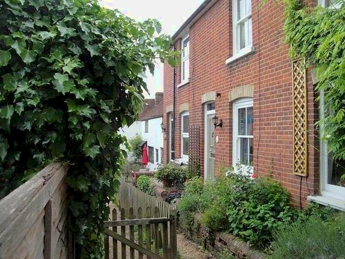 2 Bedroom Cottage To Rent In 2 Bedroom End Of Terrace Cottage In Godalming, GU7