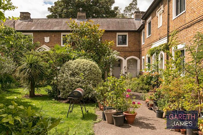 1 Bedroom Apartment To Rent In Pilgrims Cloisters, London, SE5