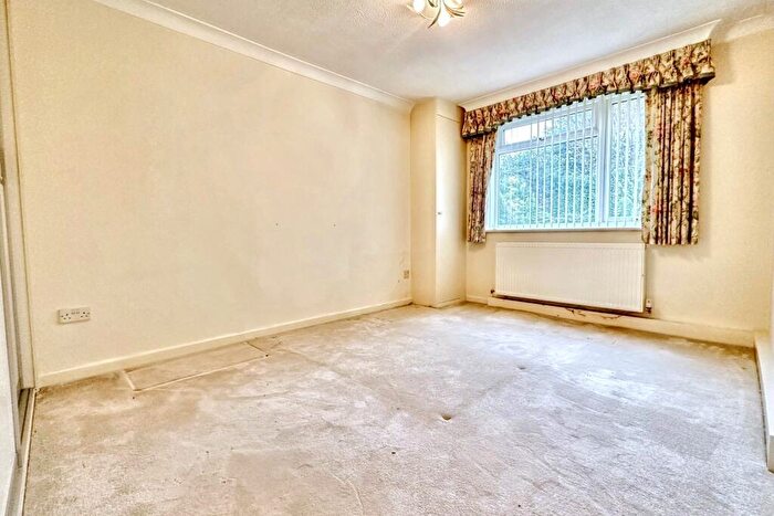 2 Bedroom Flat For Sale In Canford Cliffs, BH13