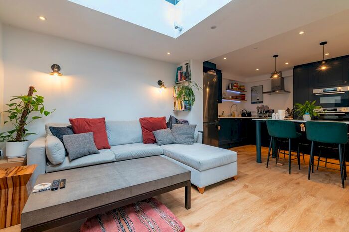 2 Bedroom Flat To Rent In Bonnington Square, London, SW8