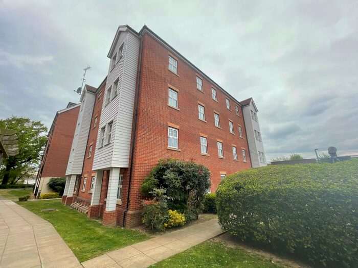2 Bedroom Flat To Rent In Faraday Court, Basildon, SS16