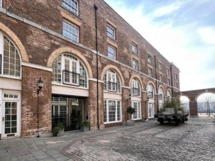 2 Bedroom Flat To Rent In The Highway, London, E1W