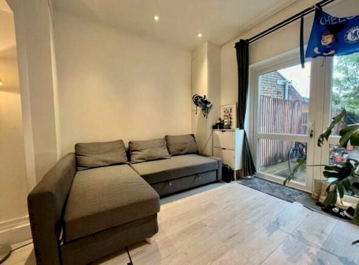 1 Bedroom Flat To Rent In Leighton Road, London, W13