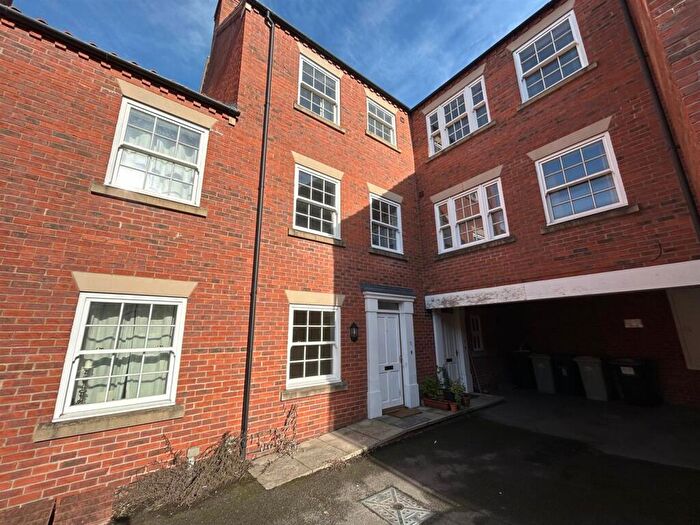 2 Bedroom Town House To Rent In Mawers Yard, Louth, LN11