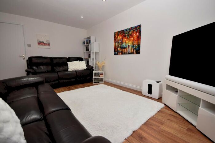 2 Bedroom Flat For Sale In Elm Tree Court, Cottingham, East Riding Of Yorkshire, HU16