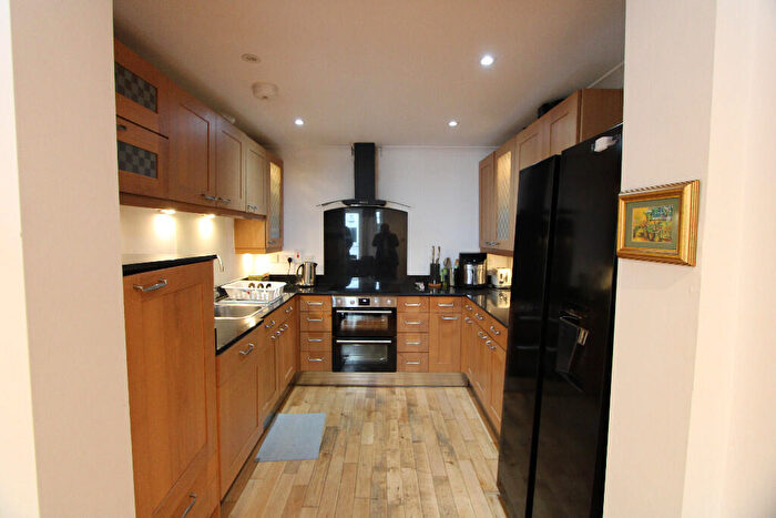 3 Bedroom Ground Maisonette To Rent In Livingstone Road, London, CR7