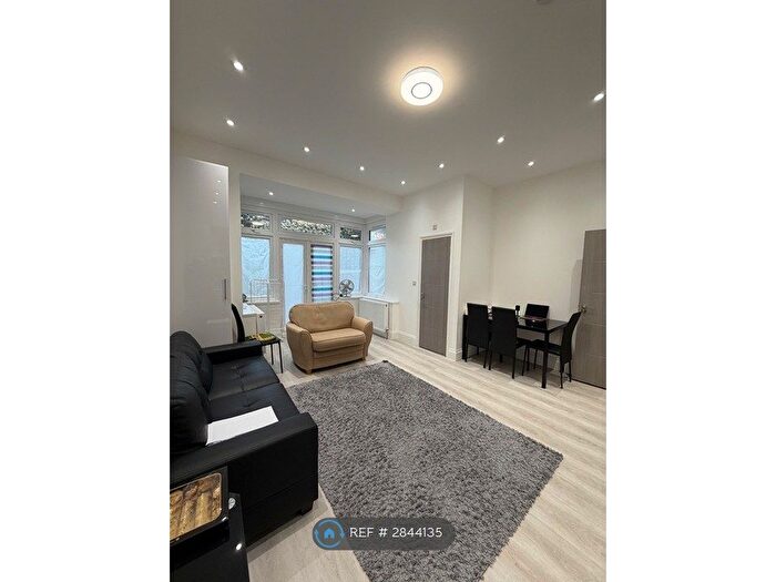 1 Bedroom Flat To Rent In Sandilands Lodge, Sutton, SM1
