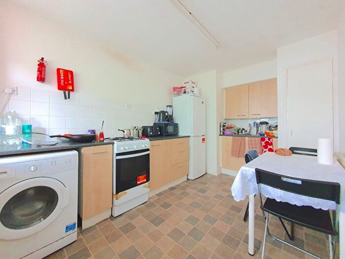 4 Bedroom Maisonette To Rent In Southern Grove, Mile End, London, E3