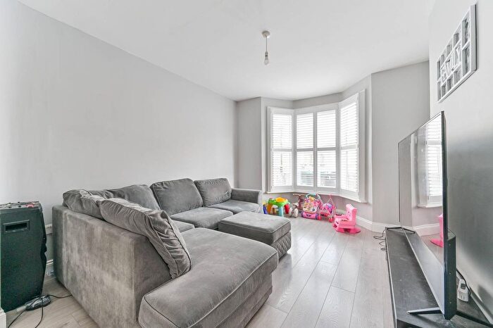 5 Bedroom Semi-detached House For Sale In Frant Road, Thornton Heath, CR7