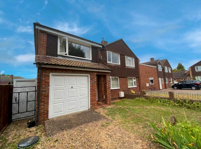 4 Bedroom Semi-Detached House To Rent In Grass Hays, Aylesbury, HP21