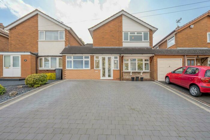 4 Bedroom Link Detached House For Sale In Balmoral Road, Wordsley, DY8