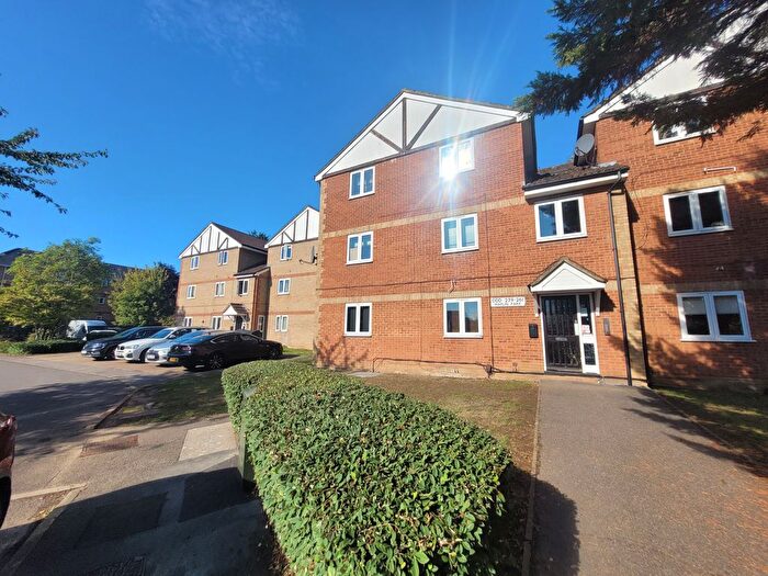 2 Bedroom Flat To Rent In Maplin Park, Slough, SL3