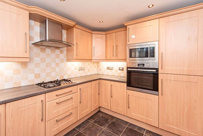 4 Bedroom Town House To Rent In Chatsworth Road, Chesterfield, S40