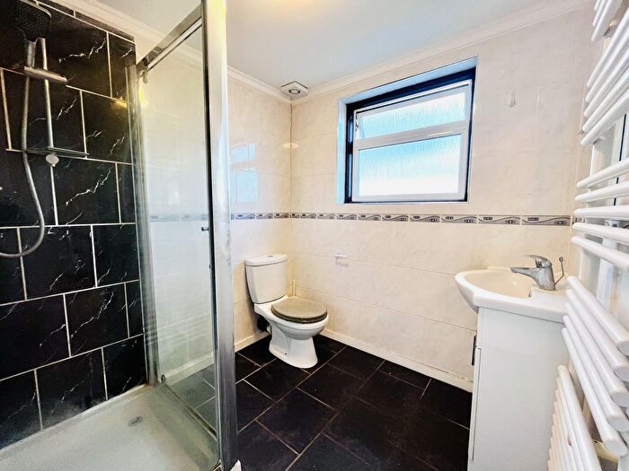 5 Bedroom Semi-Detached House To Rent In The Vale, Cricklewood, NW11