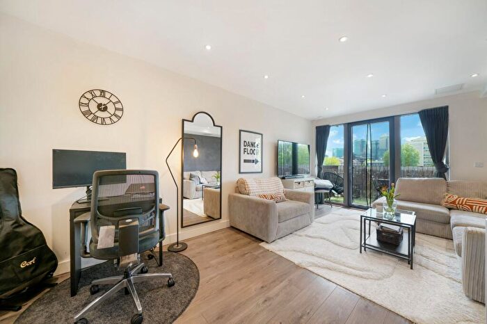 1 Bedroom Flat For Sale In St. Pauls Way, Furlong Court, E3