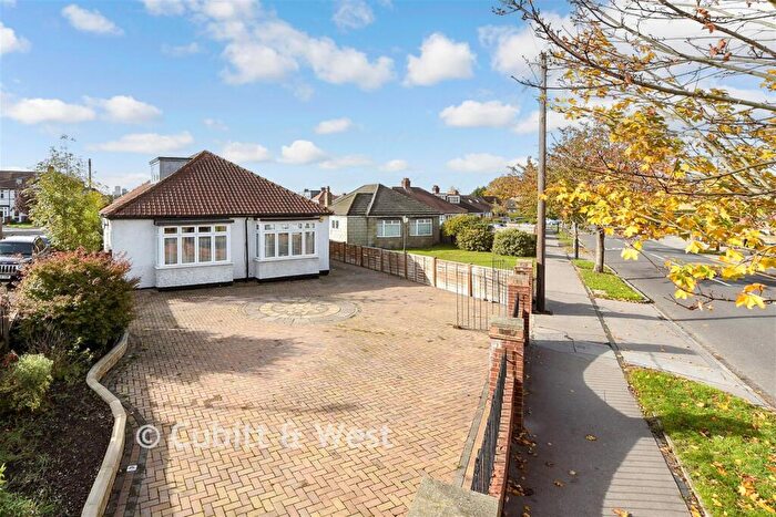 3 Bedroom Chalet For Sale In The Glade, Shirley, Croydon, Surrey, CR0