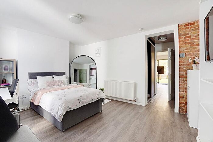 6 Bedroom Terraced House For Sale In Albany Terrace, Chatham, ME4