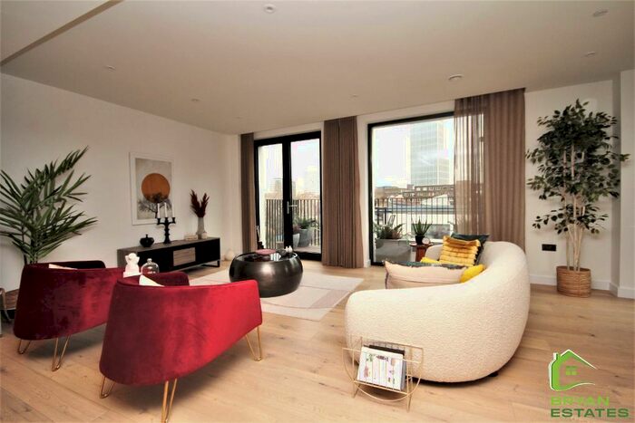 3 Bedroom Flat To Rent In Clarendon Court, Golden Lane, Barbican, London, EC1Y