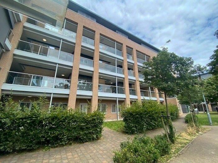 3 Bedroom Flat To Rent In Great West Road, Hounslow, TW5