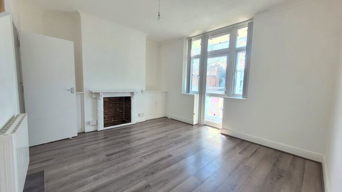 1 Bedroom Flat To Rent In Angel Close, London, N18