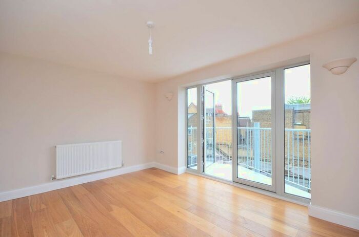 2 Bedroom Flat To Rent In Choumert Road, Peckham, London, SE15