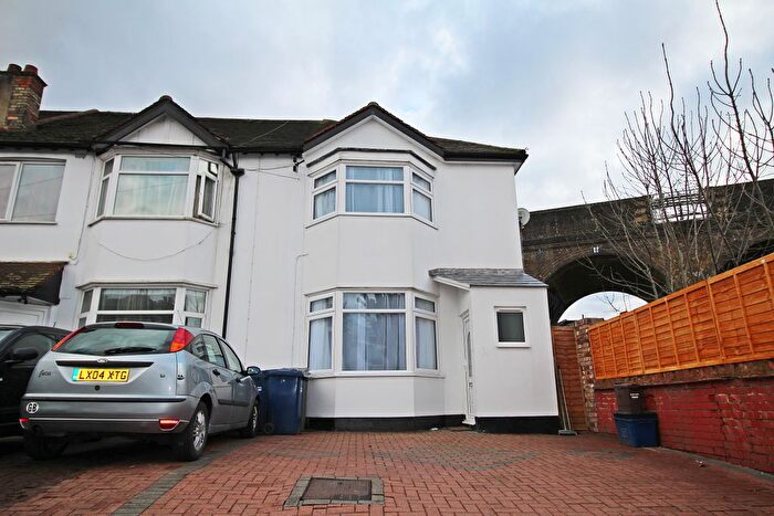 2 Bedroom Terraced House To Rent In Woodville Road, London, NW11