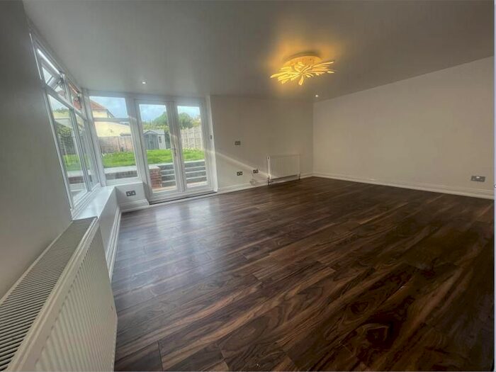 3 Bedroom Detached Bungalow To Rent In Burnham, Slough, SL1