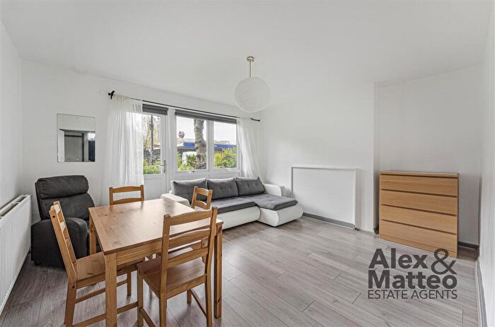 3 Bedroom House To Rent In Wickfield House, Bermondsey, SE16
