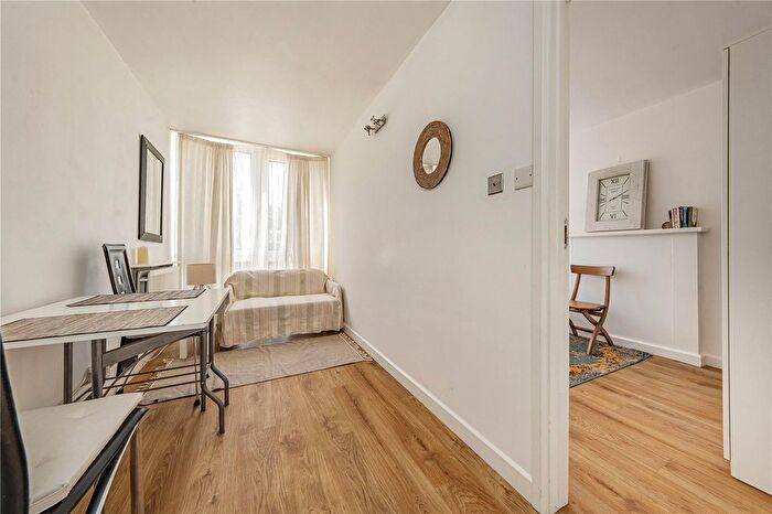 4 Bedroom Maisonette For Sale In Eastleigh Walk, Roehampton, SW15