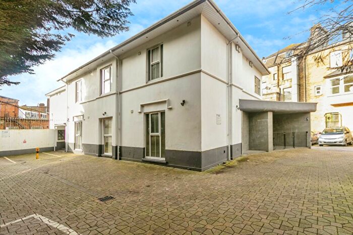 1 Bedroom Flat For Sale In Wootton Gardens, Bournemouth, Dorset, BH1