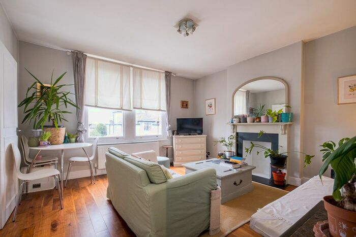 2 Bedroom Flat To Rent In Tankerville Road, London, SW16