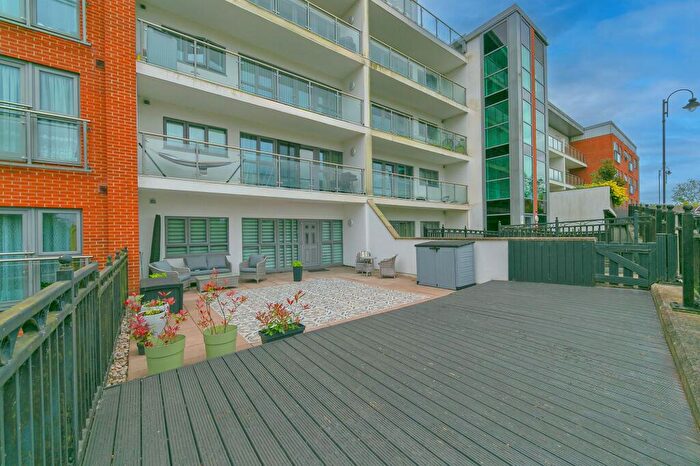 2 Bedroom Flat For Sale In Lonsdale, Wolverton, MK12