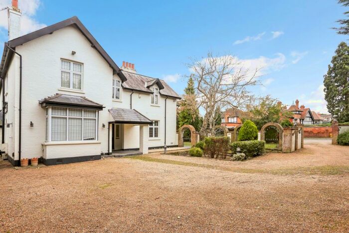 4 Bedroom Detached House To Rent In Ashley Road Walton-on-Thames, KT12