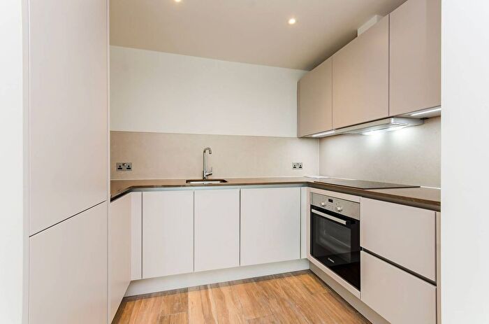 2 Bedroom Flat To Rent In Three Colts Lane, Bethnal Green, London, E2