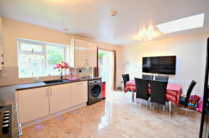 2 Bedroom End Of Terrace House To Rent In Lynch Hill Lane, Slough, SL2