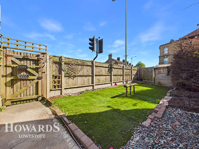 2 Bedroom Maisonette For Sale In London Road Pakefield, Lowestoft, NR33