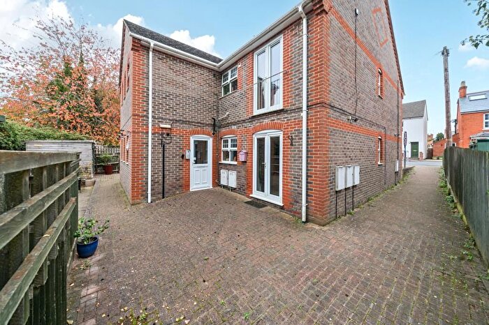 2 Bedroom Flat For Sale In Newbury, Berkshire, RG14