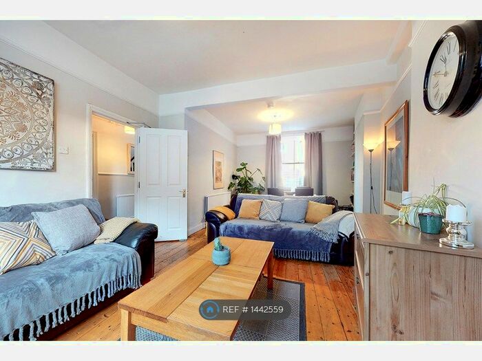 6 Bedroom End Of Terrace House To Rent In Stockwell Green, Clapham, SW9