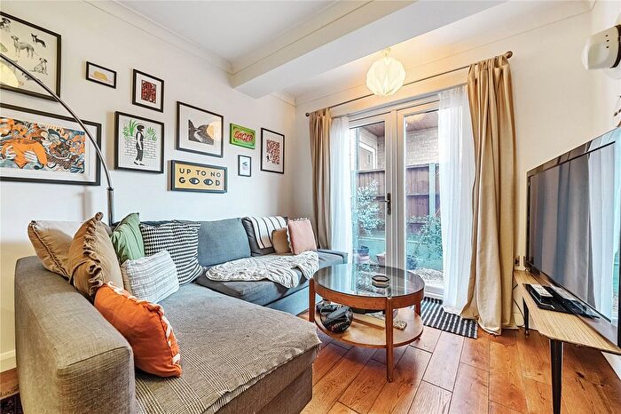 2 Bedroom Semi-Detached House For Sale In Aspen Mews, Penge, London, SE20