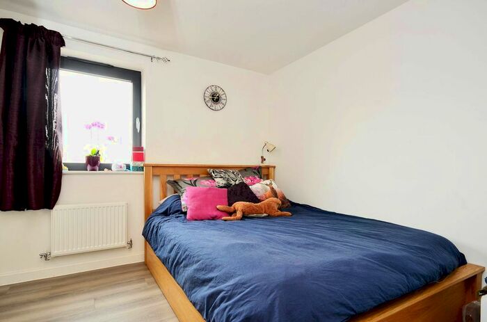 1 Bedroom Flat To Rent In Walnut Tree Close, Guildford, GU1