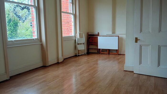 1 Bedroom Flat To Rent In Hillfield Avenue, : Bed Bath, N8